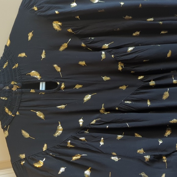 Holiday party blouse in black with gold feather detail! Size L - Picture 6 of 6